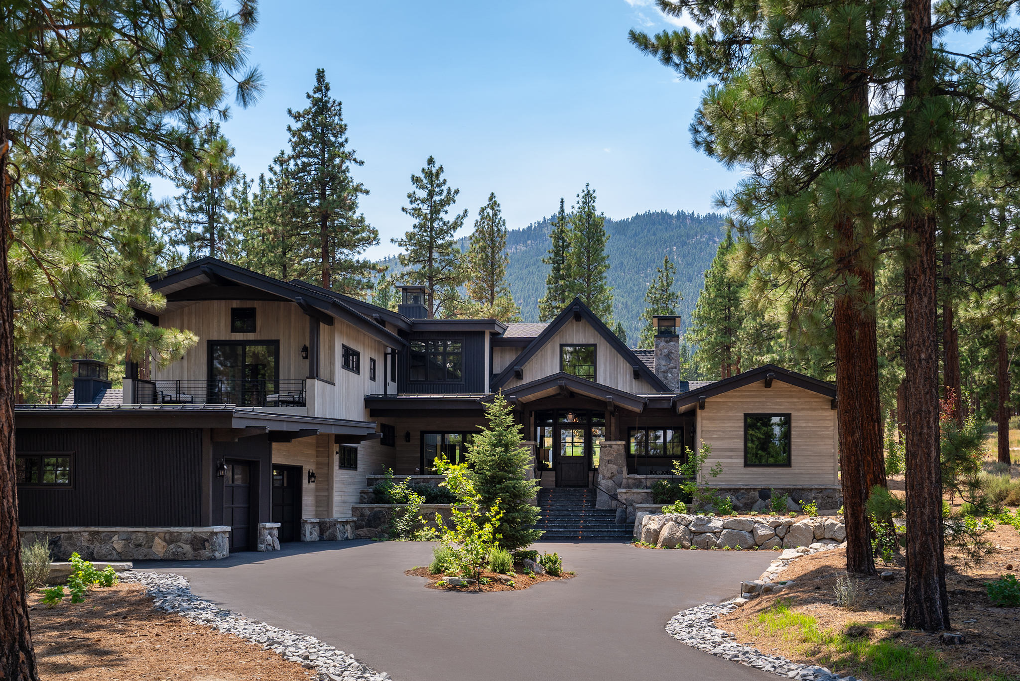 Clear Creek mountain modern home by Greenwood Homes Tahoe/Truckee