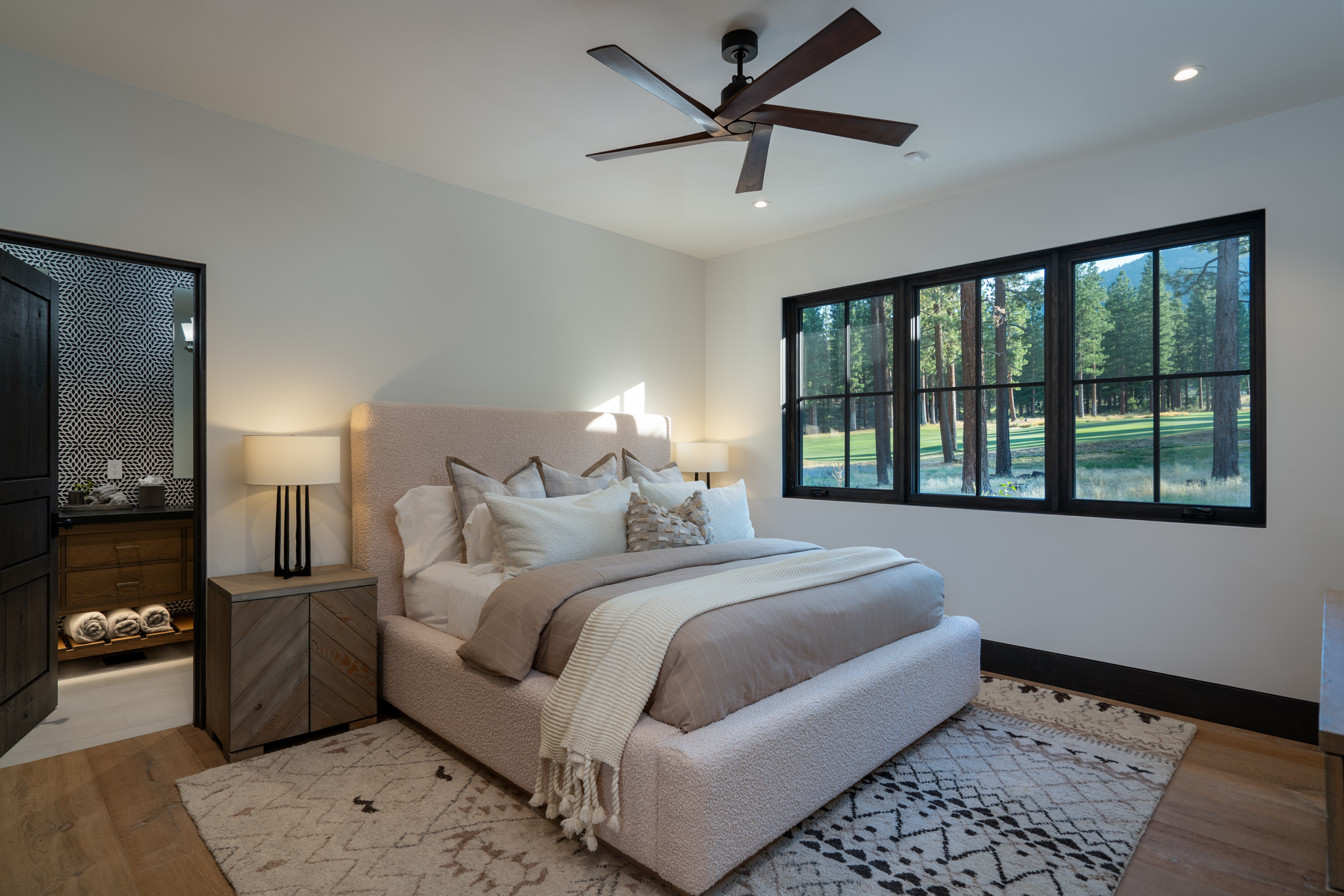 Clear Creek mountain modern home by Greenwood Homes Tahoe/Truckee